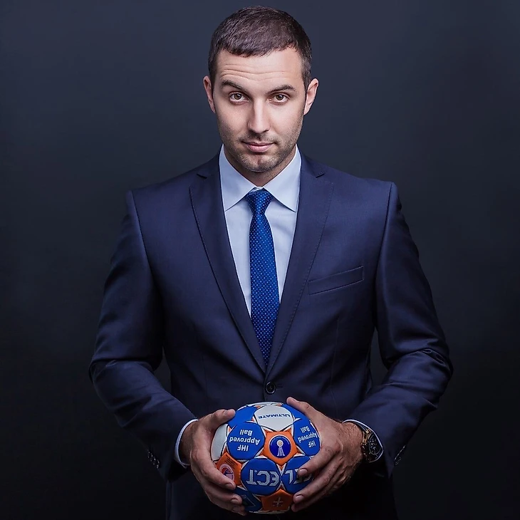 Оле, "Лукойл"! Директор "Виктора" Иван Фиев: "Даже не знаю, как мы продержались эти десять месяцев…", изображение №1