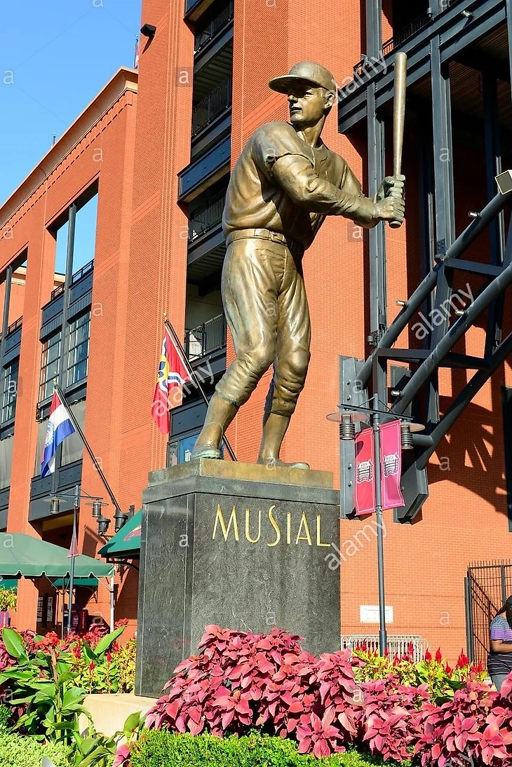 Статуя Мьюзиела у входа на &quout;Буш стэдиум&quout;