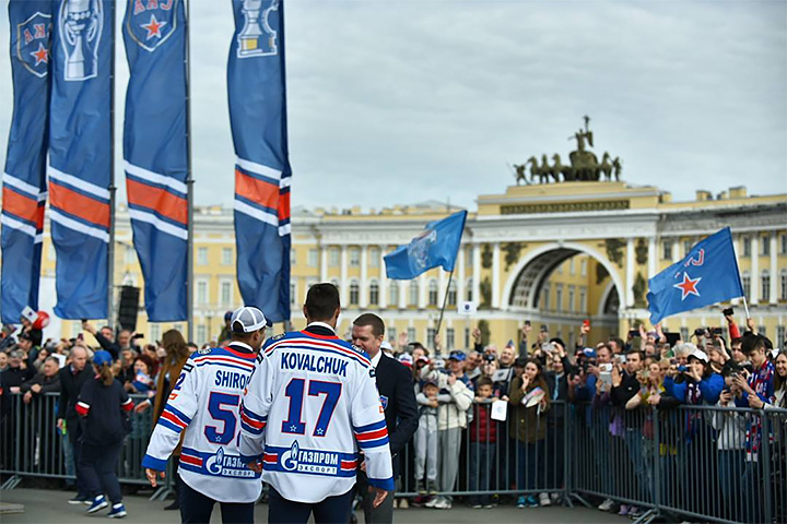 Огромная толпа на чемпионском параде СКА. Это красиво