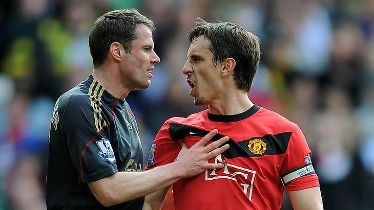Jamie Carragher et Gary Neville en pleine &quout;discussion&quout; lors d'un Manchester United - Liverpool (2010)