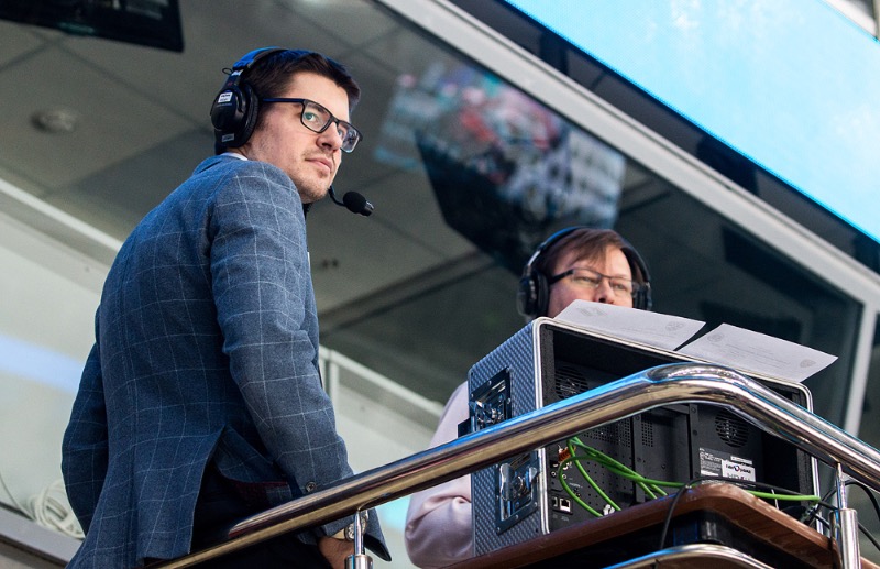 В 14 лет он жил в одном номере с Кучеровым, а сейчас комментирует хоккей