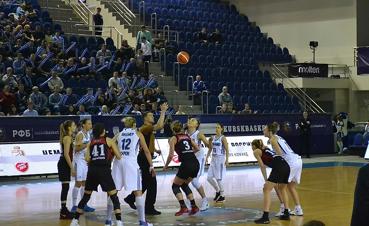 Маша Вадеева выигрывает вбрасывание у Мариты Давыдовой