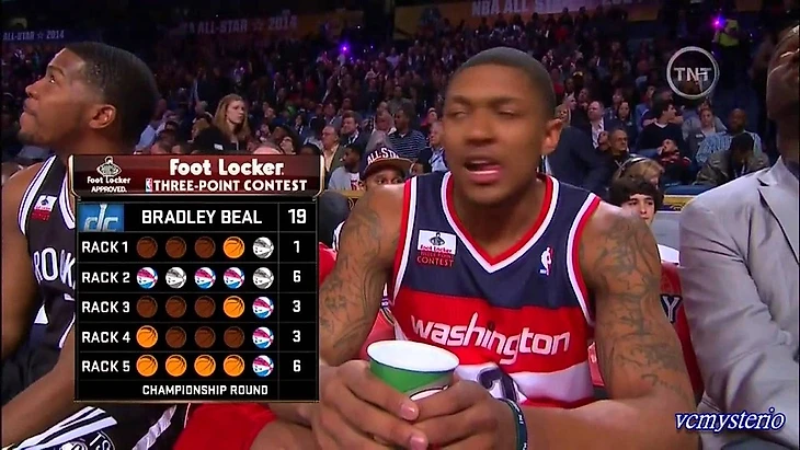 А еще, Бил участвовал в конкурсе дальнобойщиков! Ну,тех, что пуляют издали мячи в кольцо