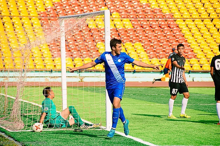 Карам Султанов в футболке Кызылжара