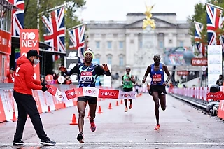 Лондонский марафон: поражение Кипчоге, запрещенные кроссовки и 43 тысячи участников со всего мира. Таких стартов не будет до следующей осени