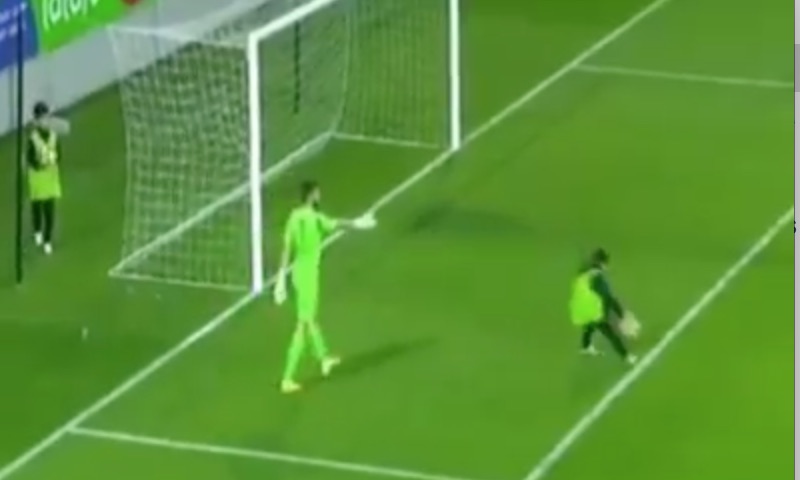 Поступок дня из чемпионата Азербайджана: Ball-boy торопит вратаря соперника ввести мяч в игру