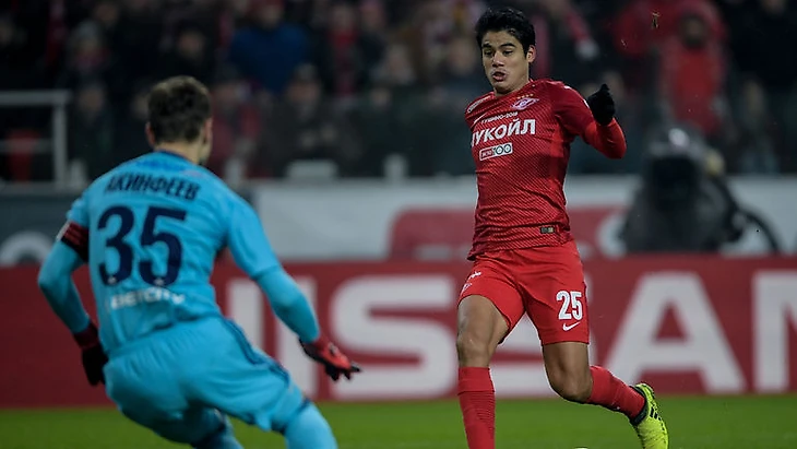 Лоренсо МЕЛЬГАРЕХО (справа) атакует ворота Игоря АКИНФЕЕВА. Фото Дарья ИСАЕВА, &quout;СЭ&quout;