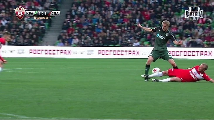 26-я минута. Фол Дениса ГЛУШАКОВА на Юрии ГАЗИНСКОМ.