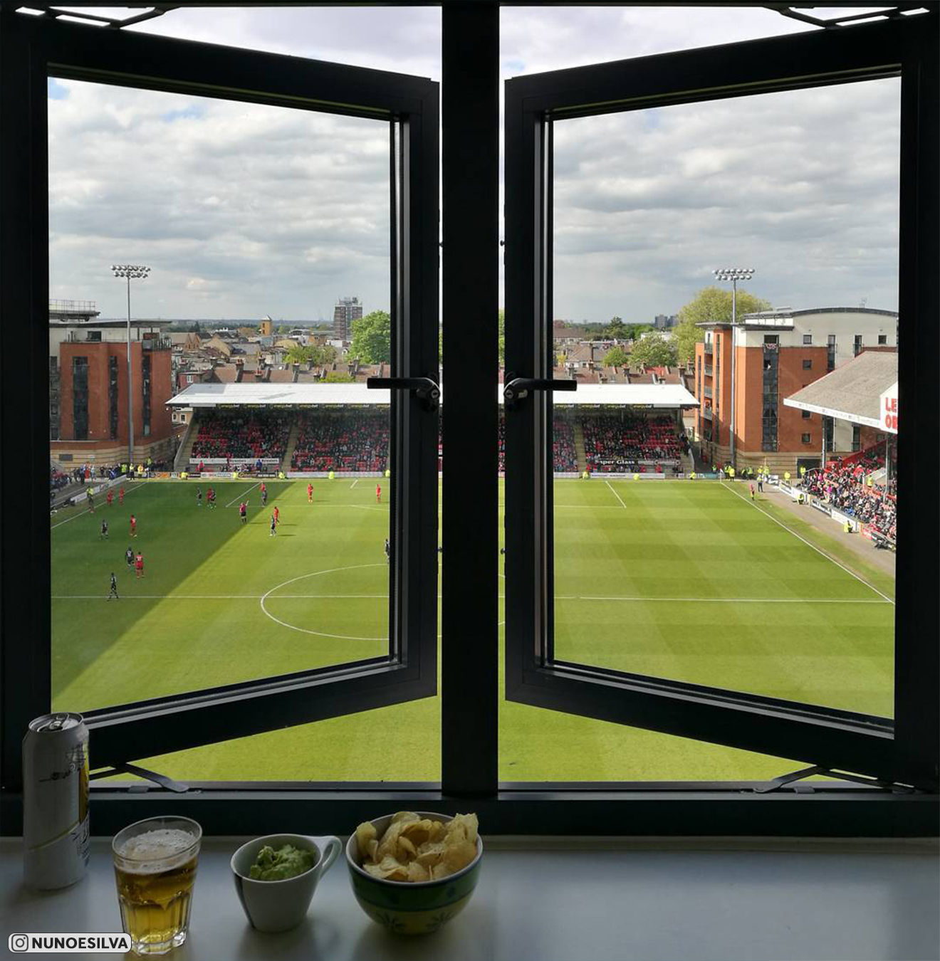 Стадион «Брисбен Роуд» с четырёх сторон окружают жилые дома, а их жильцы смотрят матчи прямо с балкона или окна гостиной