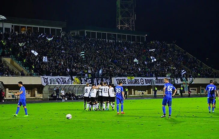 Аншлаг на Западной трибуне стадиона им. Э.А. Стрельцова