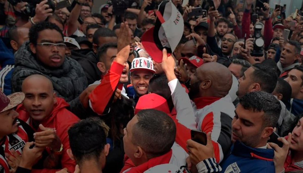 Дани Алвес прилетел в «Сан-Паулу». Болельщики превратили аэропорт в фанатский сектор с флагами, фаерами и песнями