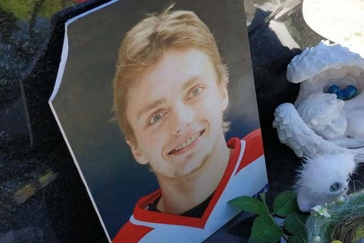 В Ярославле повредили памятник на могиле Ивана Ткаченко. Его отец считает, что это сделали специально