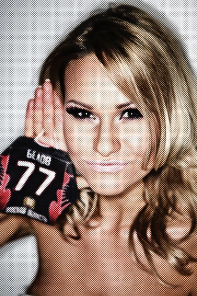 Жена хоккеиста, которая выходит на лед и дерется