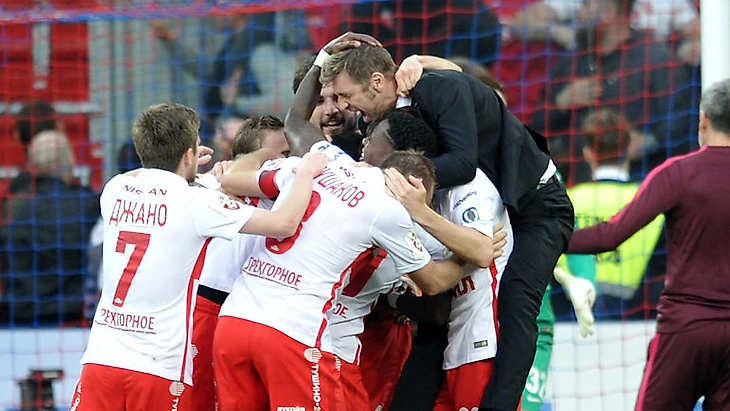 Массимо КАРРЕРА (справа) ликует со своей командой. Фото Алексей ИВАНОВ, &quout;СЭ&quout;