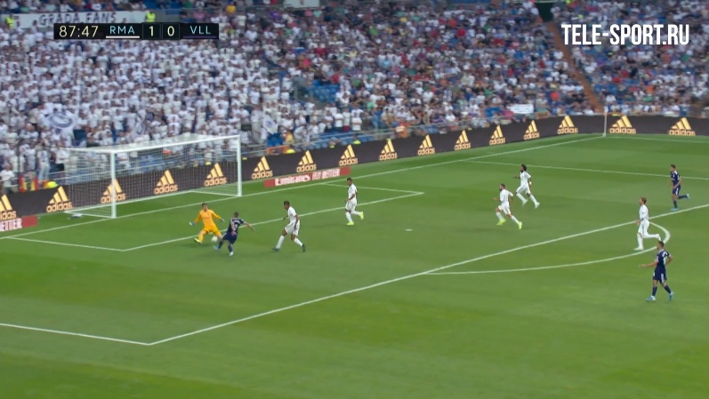 Куртуа снова пропустил между ног. Это уже традиция