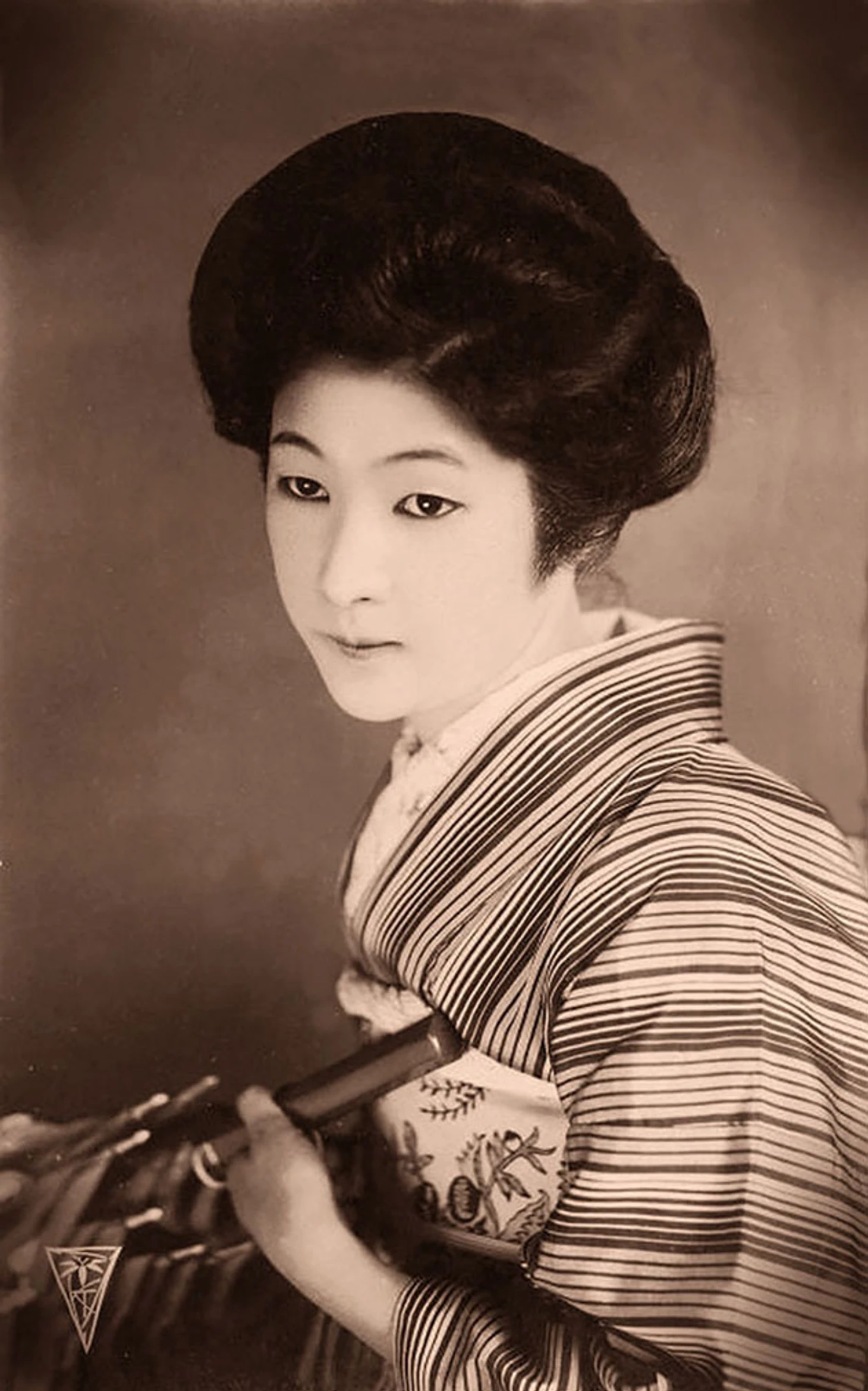 Women’s Beauty 100 Years Ago In Vintage Postcards