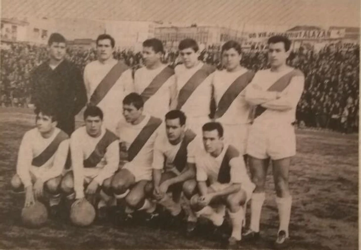 Стоят: Сепульведа; Флорес; Ардура; Чуфи; Эрреро; Гонсалес. Сидят: Сербиан; Пакито; Мойя; Виньяс; Фелинес.