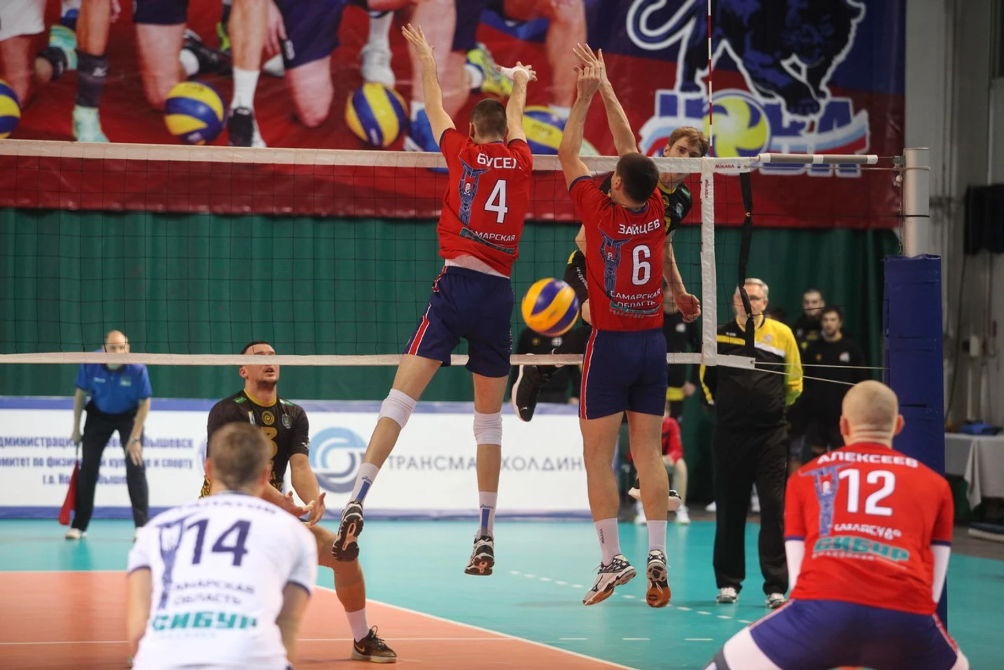 Павел Захаров обыгрывает блок