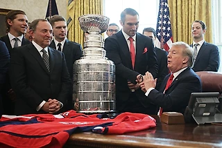 Трамп четыре раза рассмешил российских хоккеистов на встрече в Белом доме