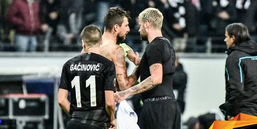 Защитники «Лацио» и «Айнтрахта» обменялись футболками после матча. Несколько лет назад они победили рак яичек