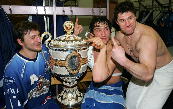 «Девочки, стриптиз, бассейн – мы отдыхали как настоящие рокеры». Как живет самый жесткий русский защитник