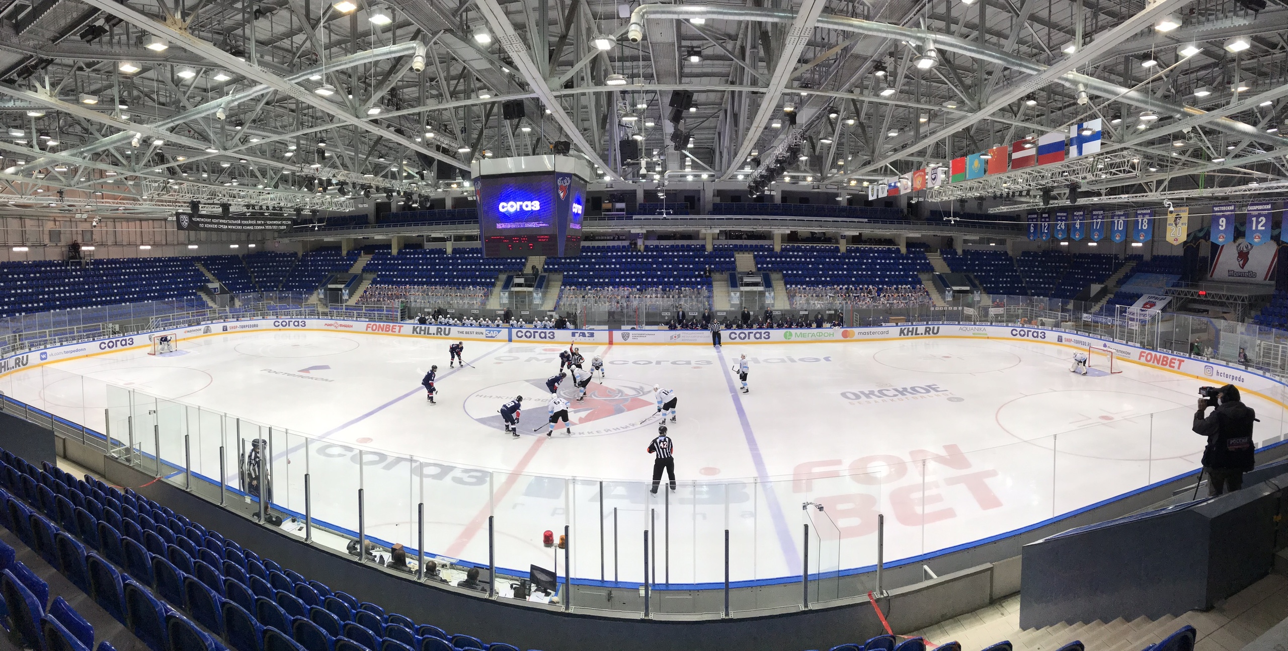 Хоккей без зрителей – печальное зрелище, от которого страдают все. Надолго ли ограничения продержатся в Нижнем?