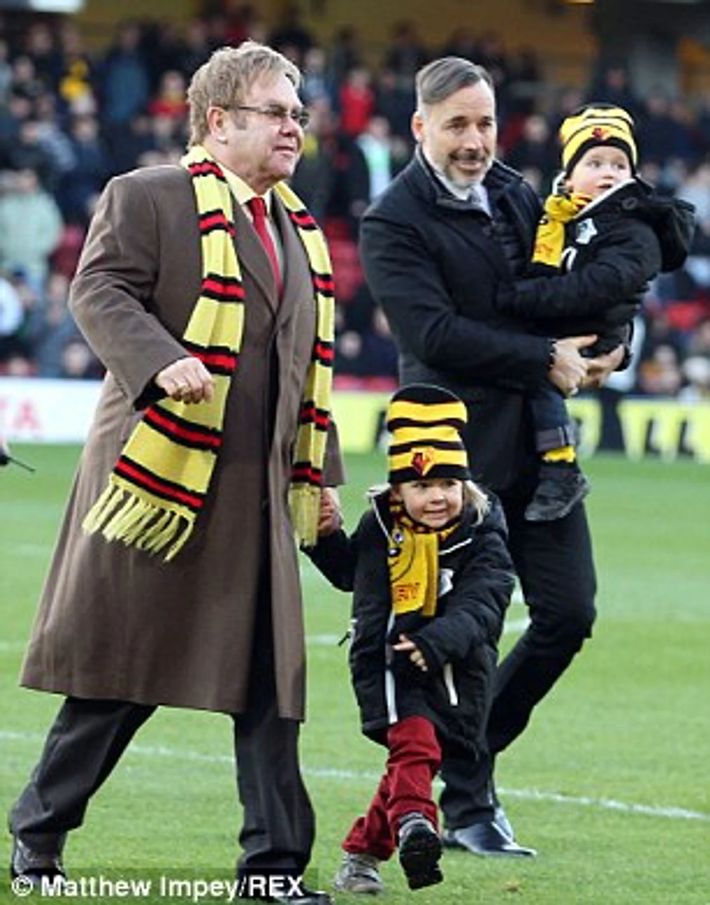 Сэр Элтон Джон - на фото с женой и детьми