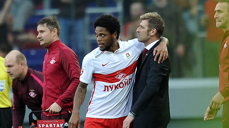 30 апреля. Москва. ЦСКА – &quout;Спартак&quout; - 1:2. ЛУИЗ АДРИАНУ (в центре) с главным тренером красно-белых Массимо КАРРЕРОЙ. Фото Алексей ИВАНОВ, &quout;СЭ&quout;