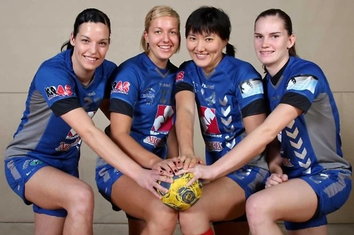 Людмила Бодниева в журнале "Быстрый центр". Как остаться в игре. Место в первом ряду, изображение №6