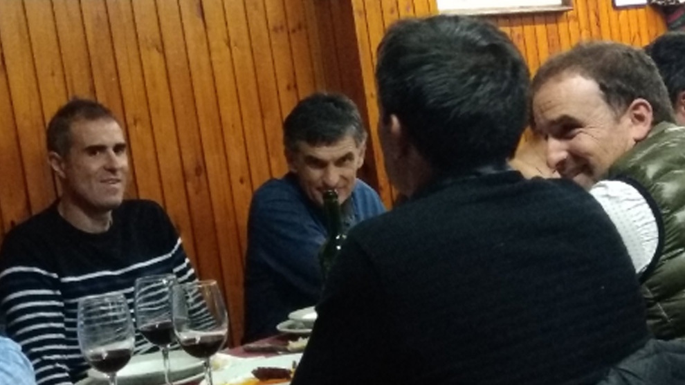 Соперники на поле, друзья в жизни: Мендилибар поужинал с Аррасате и двумя Гаритано