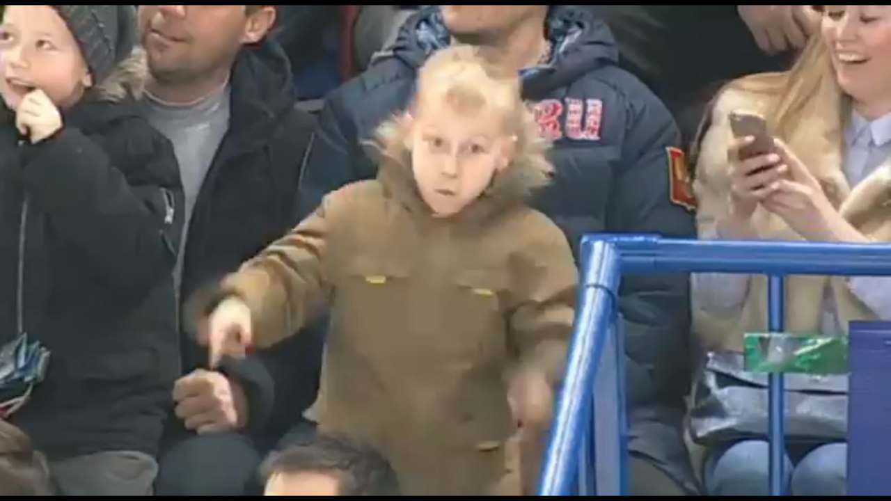 Веселый танец маленького болельщика на матче КХЛ