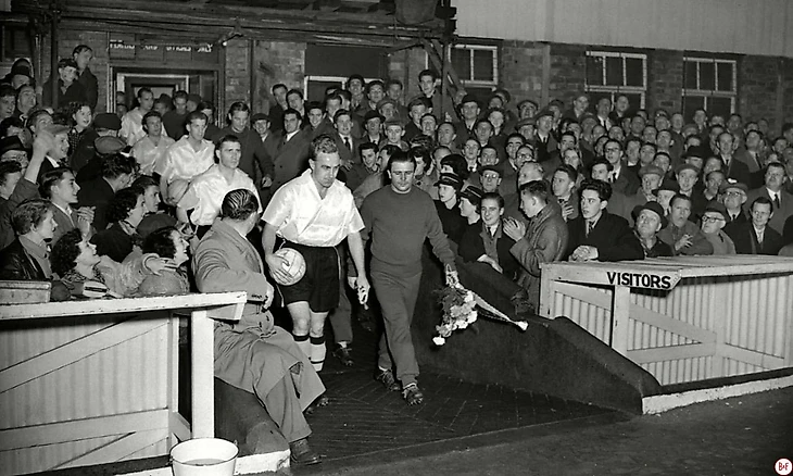 Билли Райт и Ференц Пушкаш выводят «Вулверхэмптон» и венгерский «Гонвед» на поле Молинью