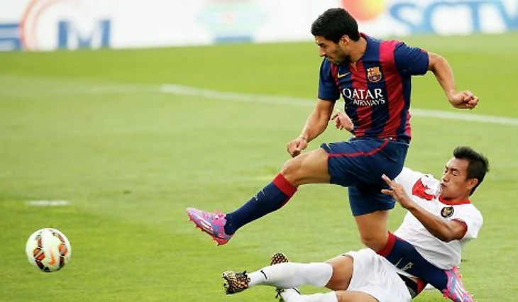 Нападающий Барселоны Луис Суарес в матче против юношеской сборной Индонезии