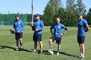 «Ленинградец» продолжает тренировки. На днях клуб подписал сразу молодых 5 воспитанников СШОР «Зенит»