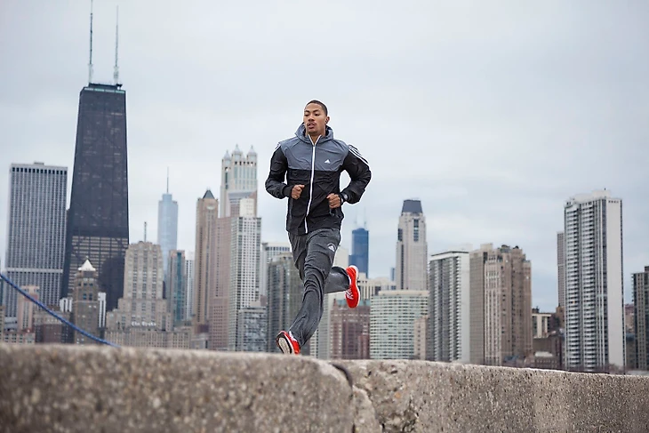 Кампания «Adidas» «We All Run» с бегущим на фоне небоскрёбов родного Чикаго Роузом
