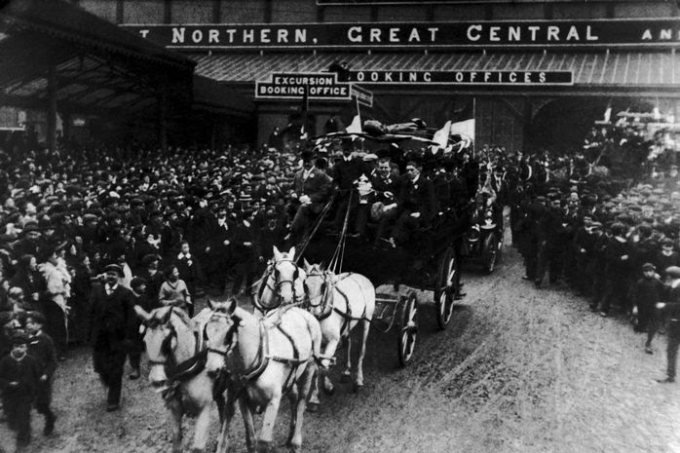 Болельщики встречают команду после победы в финале Кубка Англии 1909 года