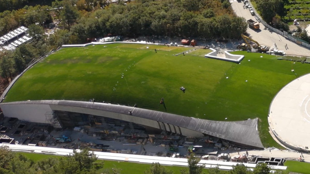 Путин настолько любит хоккей, что в его подземном бункере построили настоящую ледовую арену 🤯