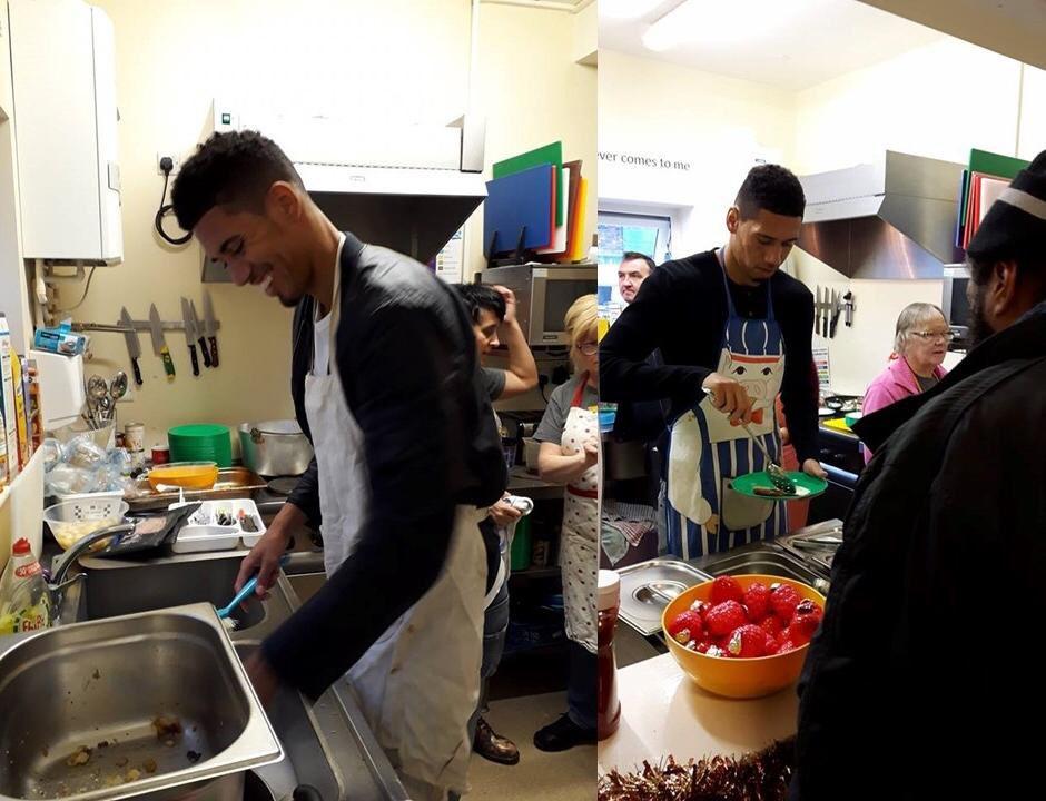 Раздавал еду бездомным, вымыл посуду, собрал 29 тысяч фунтов на благотворительность: Смоллинг отпраздновал ДР