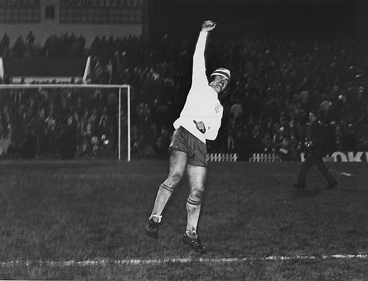 Дэвид Уэбб надел майку «Лидса» и радуется