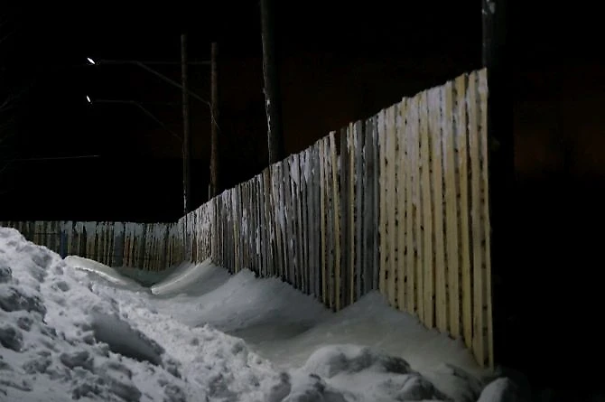 Забор в Средних Кибечах вокруг хоккейной площадки