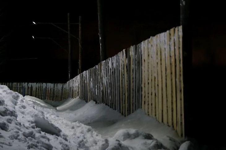 Забор в Средних Кибечах вокруг хоккейной площадки