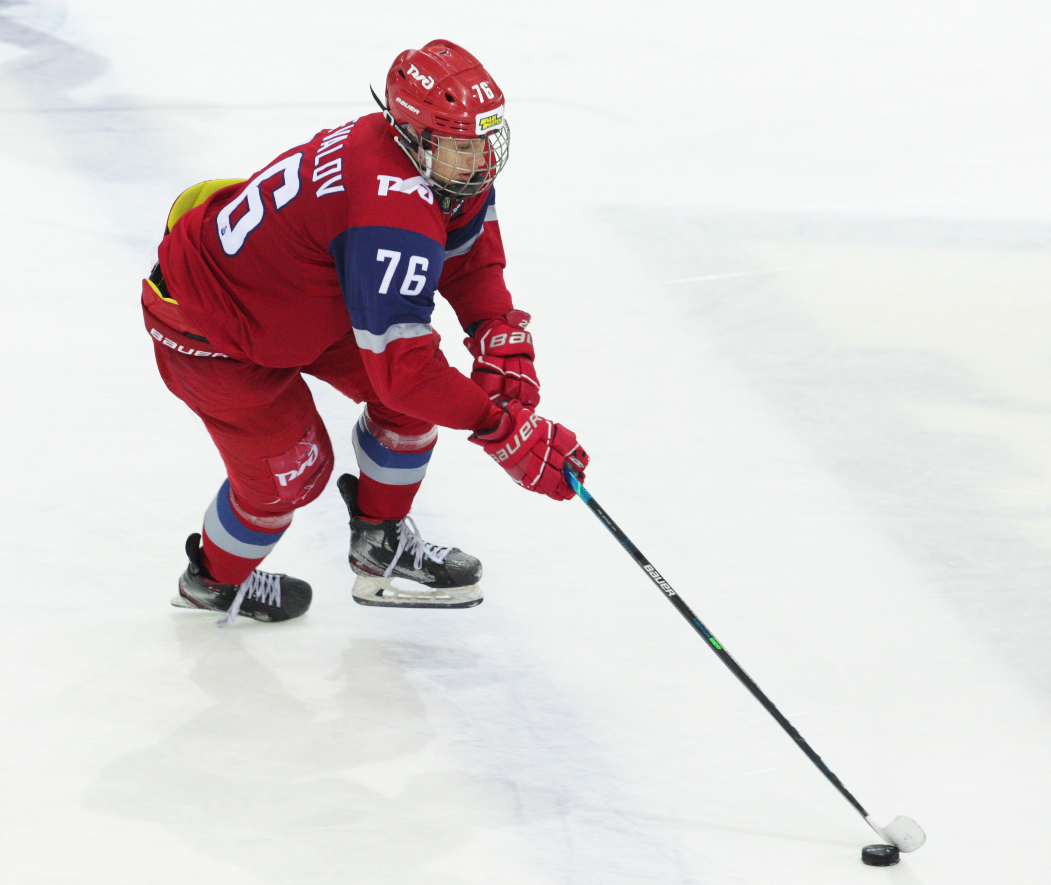 Лучший бомбардир МХЛ − профи уже в 17 лет: вставал на матчи в 5 утра, строг к заточке коньков (возит с собой 5-6 пар лезвий) и кайфует на тренировках