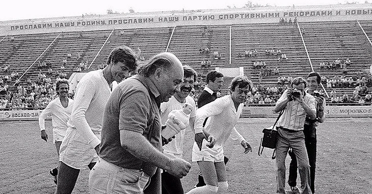 Николай Караченцов и Евгений Леонов играют в футбол