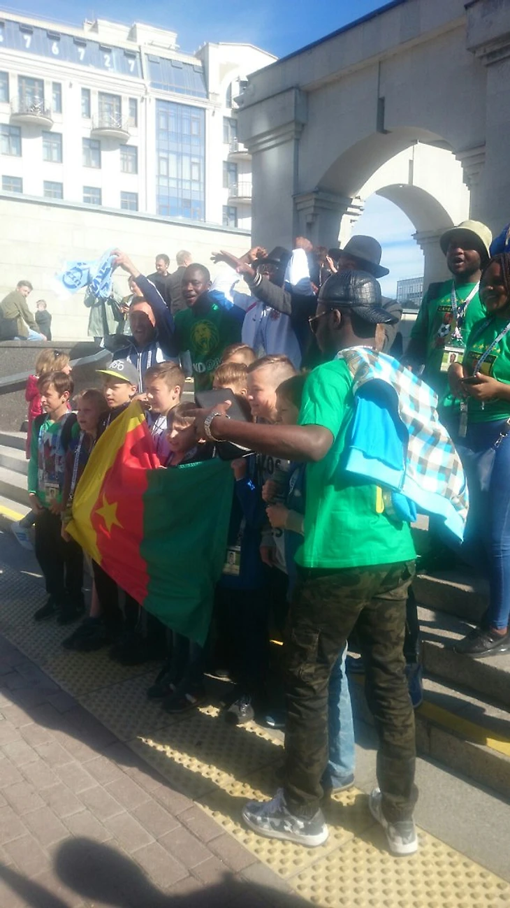 Российские школьники с камерунским флагом