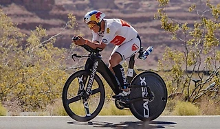 Чтобы побить рекорд в триатлоне, CADEX разработала новый велосипед. У него футуристичный дизайн из 90-х и несколько нестандартных решений