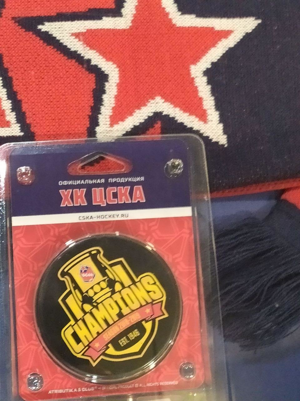 ЦСКА тянул с чемпионским мерчем все лето. В итоге сделали кепку, футболку, шарф и вымпел