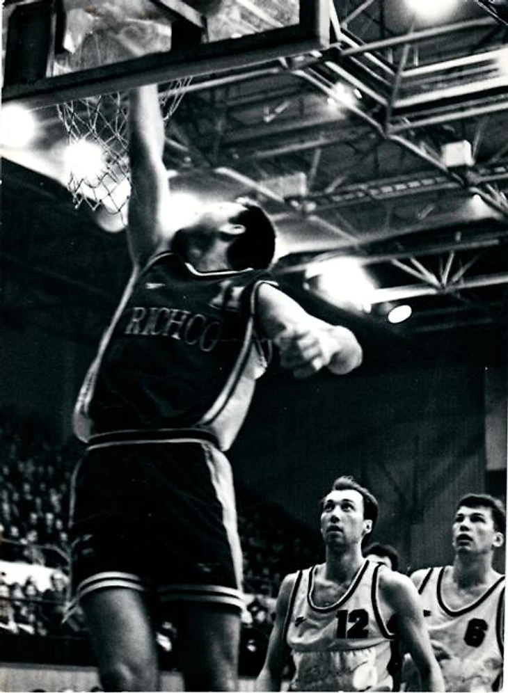 Сергей Дрожанов вколачивает мяч в кольцо ЦСКА под растерянными взглядами Василия Карасева и Сергея Панова