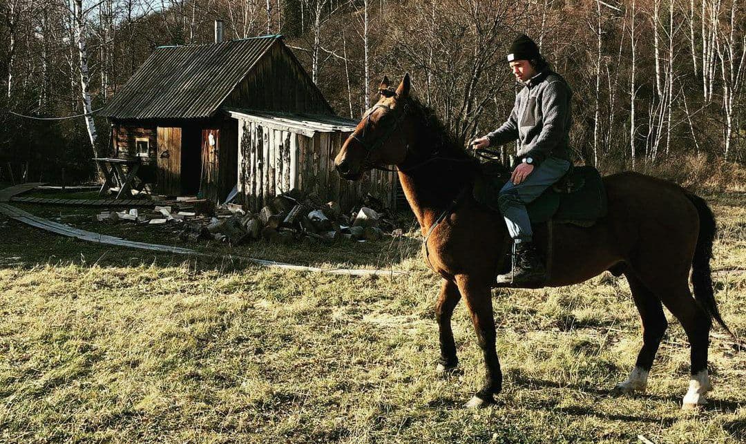 Панарин обожает Алтай: раньше жил в палатке, а теперь рубит поленья и катается на лошадях 