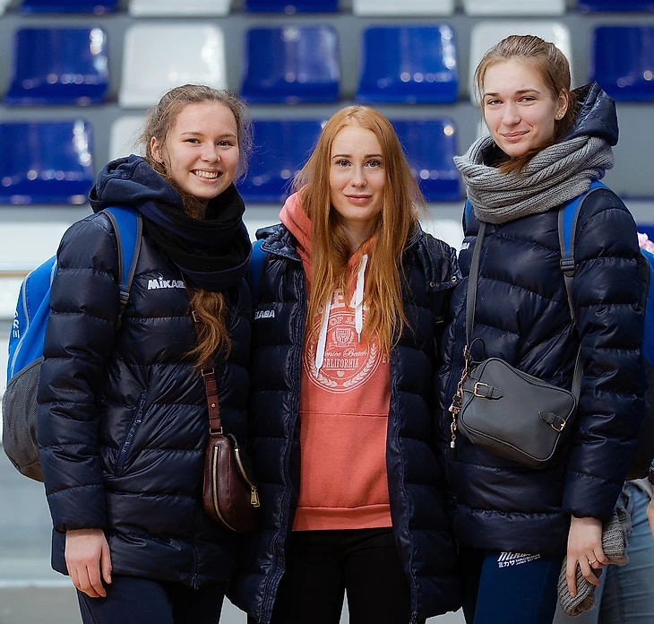 Диана Кадырова, Мария Ушкова, Ярослава Давыдова (слева направо) во время матча Урала на трибунах СДК &quout;Динамо&quout; (Уфа)