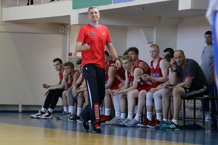 Главный тренер сборной U18 Игорь Грачёв со своими подопечными